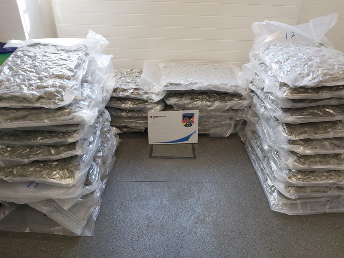 BPOL NRW: Bundespolizei nimmt Drogenschmuggler fest und beschlagnahmt 34 Kilogramm Marihuana im Schwarzmarktwert von über 100.000 Euro - Schmuggler sitzt in Haft