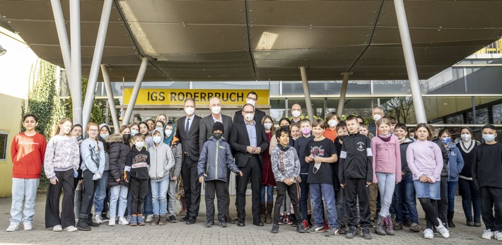 Lavera Thomas Haase Stiftung & Das macht Schule bringen E-Waste Race nach Niedersachsen