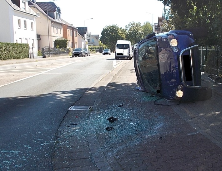 POL-MI: Auto schleudert nach Unfall auf Bürgersteig