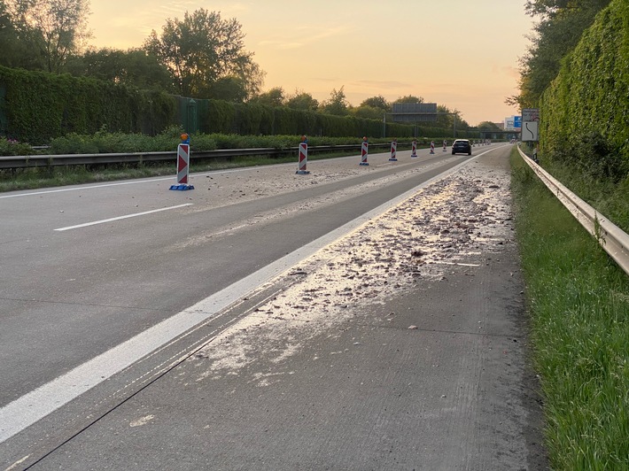 POL-CUX: Sattelzug verliert Ladung (Fischabfälle) auf der BAB - Fahrbahn muss lange gesperrt und aufwändig gereignet werden (Lichtbilder in der Anlage)