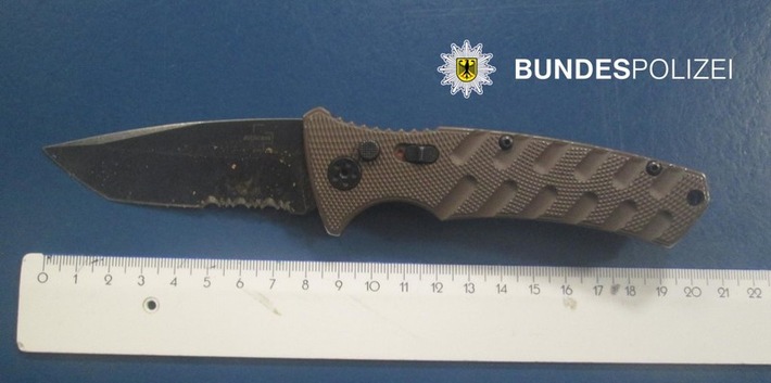 BPOL NRW: "Nehmen Sie die Hände aus den Taschen" - Bundespolizei findet verbotenes Messer auf