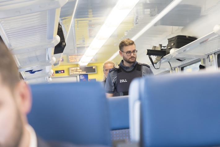 HZA-UL: Mit Kunst und Luxus aus der Schweiz/Zollkontrollen im Zug