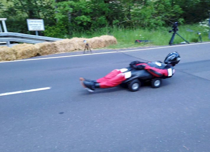 Doppelter RID-Weltrekord bestätigt für »höchste Geschwindigkeit auf einem Original-Bobby-Car ohne Antrieb« (106,01 km/h) sowie die »höchste Geschwindigkeit auf einem modifizierten Bobby-Car ohne Antrieb« (130,72 km/h)