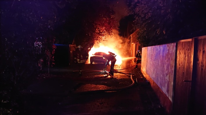 POL-HM: Pkw-Brand im Stadtgebiet von Bad Münder - Polizei ermittelt wegen vorsätzlicher Brandstiftung - Zeugenaufruf