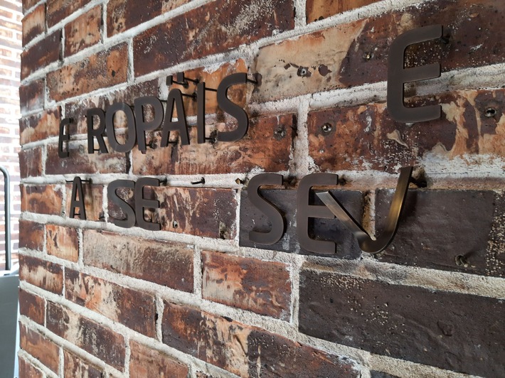 POL-HL: HL-Innenstadt / Unbekannte stehlen Bronze-Buchstaben von Museumsfassade