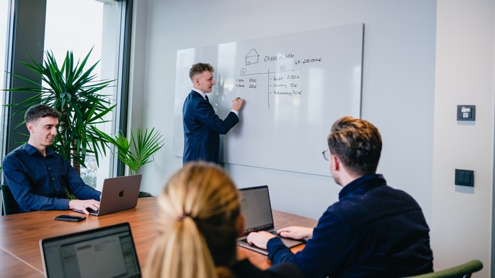 Schwarze Schafe bei Kapitalanlage-Immobilien: Jona Kreiselmeyer von der WKB-Gruppe verrät, woran Finanz- und Versicherungsberater unseriöse Angebote erkennen