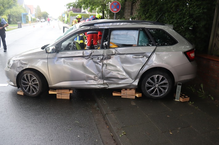 POL-HF: Mehrere Verletzte nach Unfall- Gegenverkehr übersehen