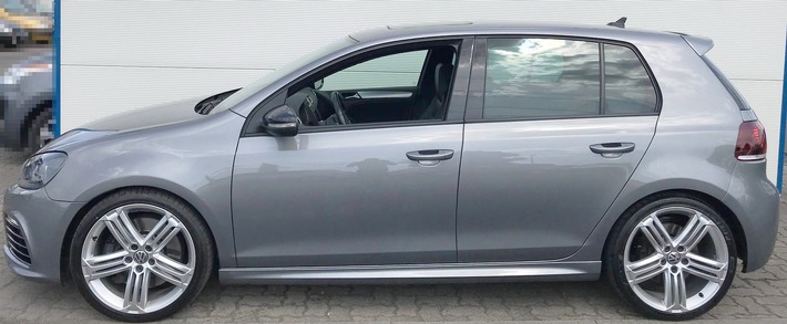 POL-HM: Metallic-grauer VW Golf vom Verkaufsgelände eines Autohauses entwendet