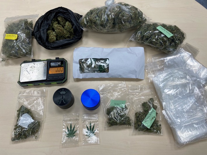 POL-D: Oberbilk - Zur falschen Zeit gelüftet: Cannabisgeruch dringt Polizisten in die Nase - Drogen und Verkaufsutensilien beschlagnahmt - Foto hängt an
