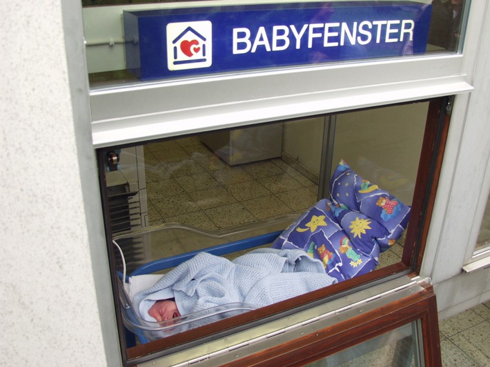 Verzweifelte Mutter legt Neugeborenes in Babyfenster