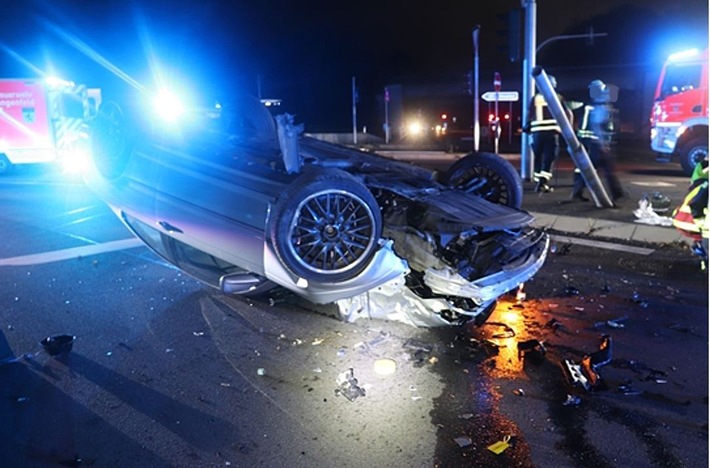 POL-ME: Mutmaßlich zu schnell gewesen - Fahrer und Beifahrerin schwer verletzt - Langenfeld - 2408069