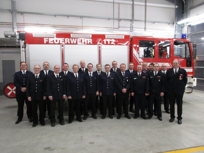 FW-AR: Benjamin Hugo führt Basislöschzug 6 in die Zukunft: Feuerwehrangehörige
aus Bruchhausen und Niedereimer besprechen sich