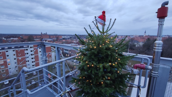 FW Celle: Weihnachtsbaum leuchtet über Celle