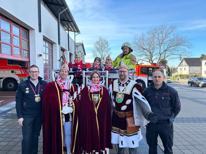 FW-GL: Dreimol "Gläbbisch Alaaf" op de Füürwaach - Bergisch Gladbacher Dreigestirne zu Gast bei der Feuerwehr