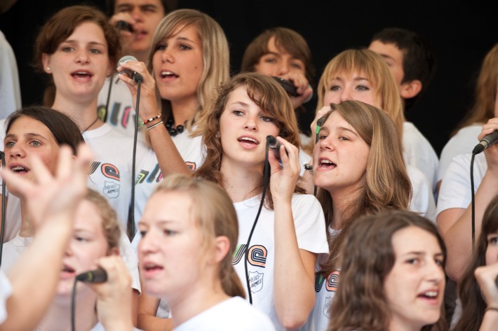 Heilsarmee-Teenagerchor mit groovigem Sound unterwegs /  "alive-teens" tourt vom 2. bis 7. August durch die Schweiz