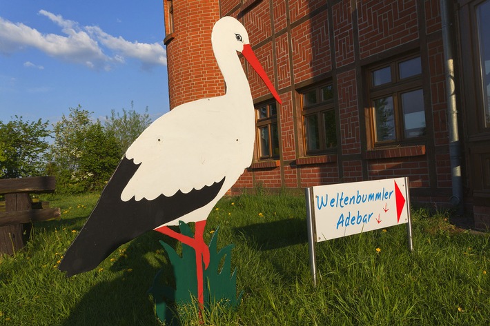 "Im Dorf der Störche" / ZDF-Umweltreihe "planet e." porträtiert Deutschlands größte Weißstorchkolonie (FOTO)