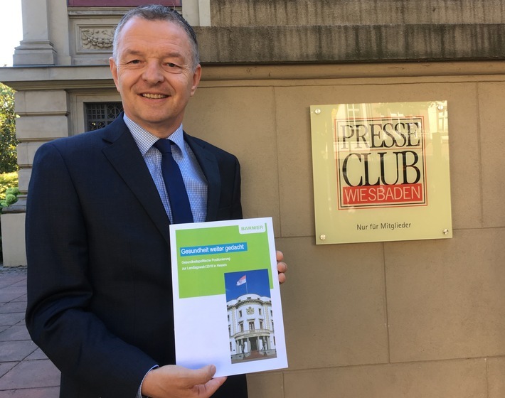 Norbert Sudhoff, Landesgeschäftsführer, stellte in Wiesbaden die gesundheitspolitischen Kernforderungen der BARMER Hessen zur Landtagwahl 2018 vor. Weiterer Text über ots und www.presseportal.de/nr/131715 / Die Verwendung dieses Bildes ist für redaktionelle Zwecke honorarfrei. Veröffentlichung bitte unter Quellenangabe: "obs/BARMER Landesvertretung Hessen"