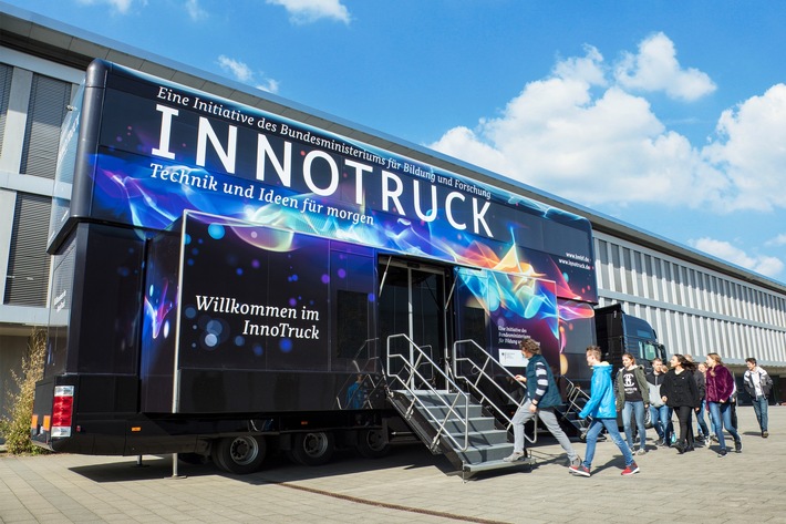 InnoTruck beim "Tag der Neugier" am Forschungszentrum Jülich (07.07.) / Mobile Ausstellung zeigt Hightech zum Anfassen und Mitmachen