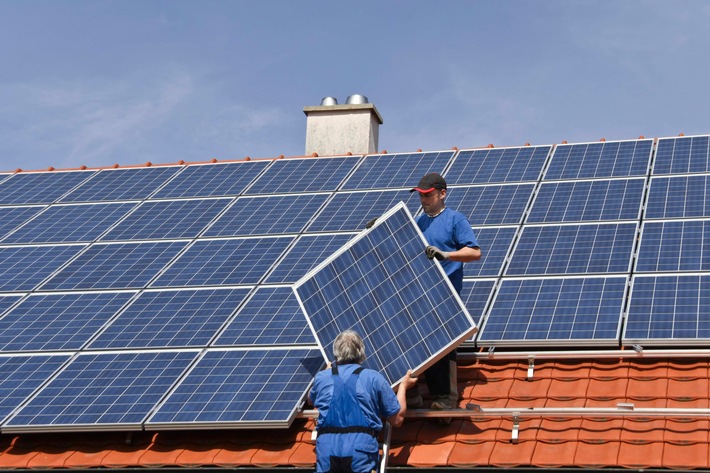 Repräsentative Umfrage zu erneuerbaren Energien: Mehrheit der Deutschen für Solaranlagen auf Dächern