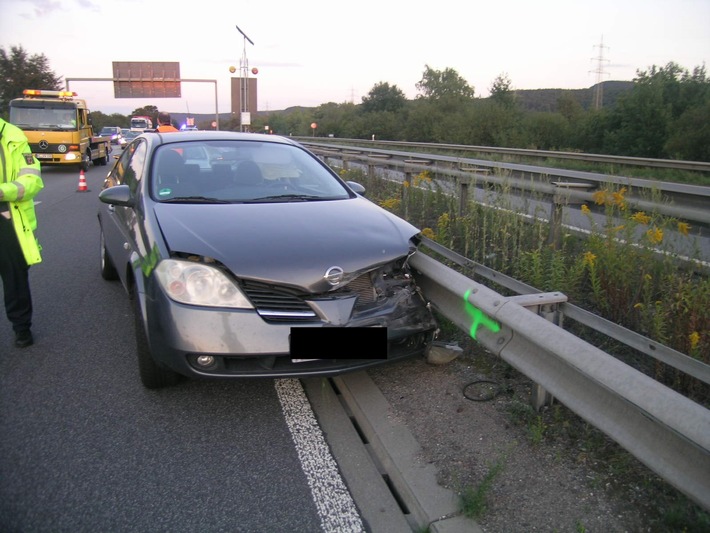 POL-PDKL: A6, Ramstein-Miesenbach, Verkehrsunfall durch Reifenplatzer