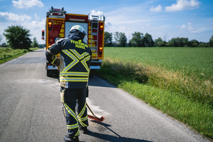 FW Hünxe: Ölspur verursacht Verkehrsunfälle - Zwei verletzte Motorradfahrer