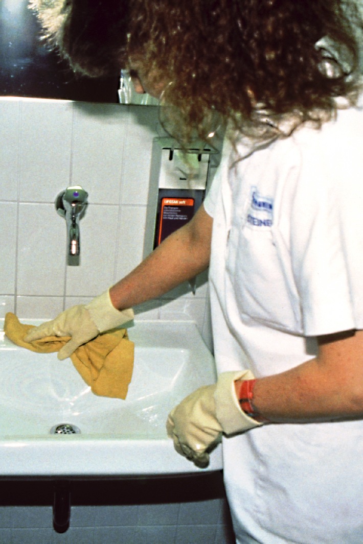 Gesundheitsrisiken im Reinigungsgewerbe (mit Bild) / Mitgliedsunternehmen der BG BAU für beispielhaften Arbeitsschutz ausgezeichnet