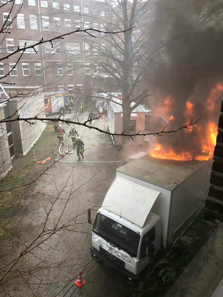 FW-DO: LKW brennt im Hof der Kinderklink