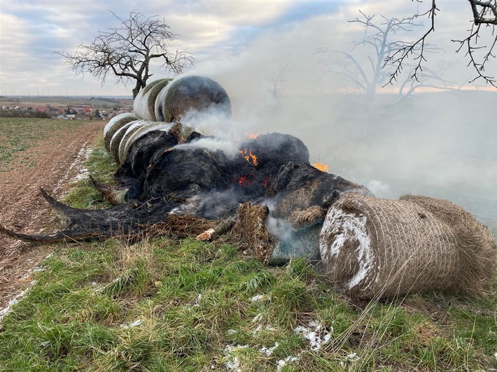 POL-PDKL: 23 Strohballen durch Feuer beschädigt