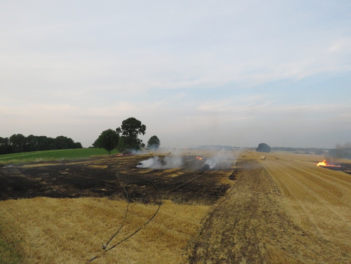 FW-ME: Ballenpresse löst 10.000 qm-Flächenbrand aus (Meldung 22/2015)