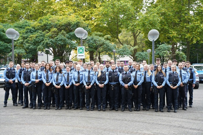 POL-PPMZ: 57 neue Polizistinnen und Polizisten starten ihren Dienst im Polizeipräsidium Mainz