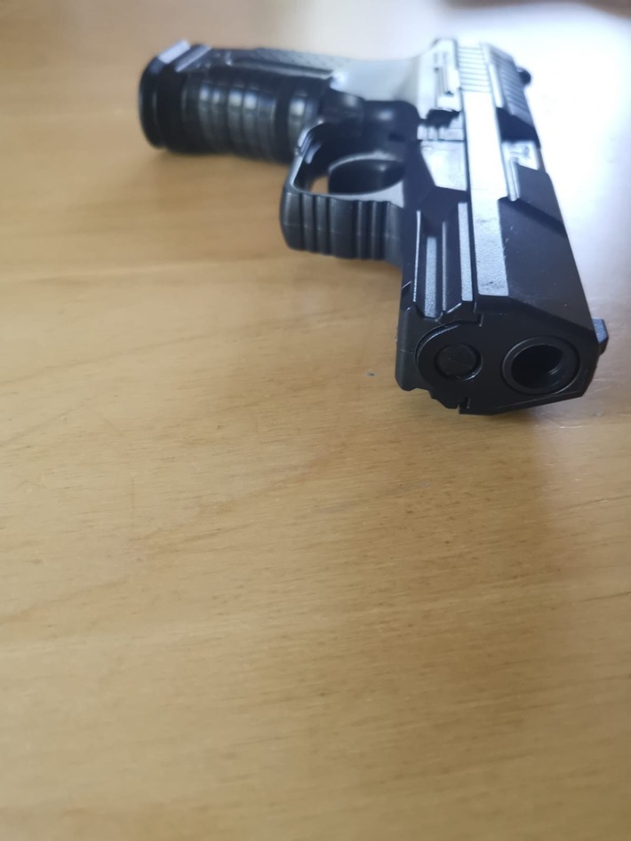 POL-PPTR: Spielzeugwaffe löst Polizeieinsatz aus