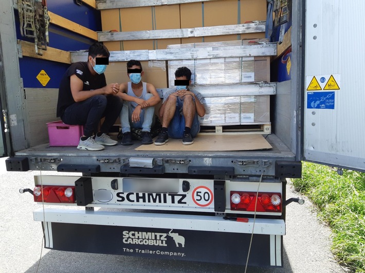 Bundespolizeidirektion München: Jugendliche Migranten im LKW machen durch Klopfen auf sich aufmerksam