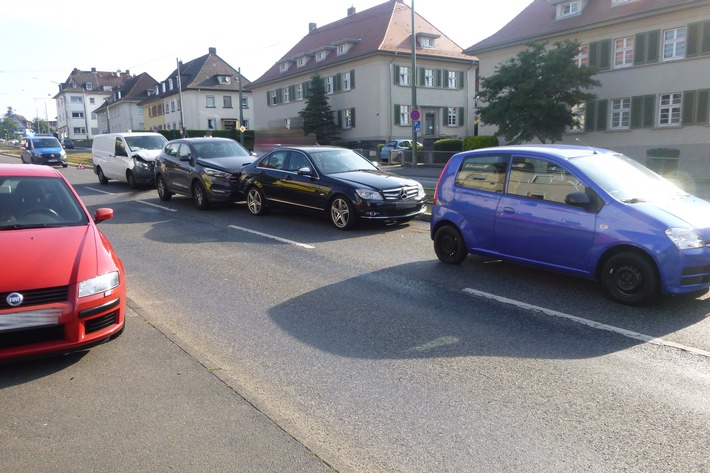 POL-KS: Kassel - Fasanenhof:
Auffahrunfall mit vier Fahrzeugen: Drei Leichtverletzte und knapp 30.000 Euro Schaden