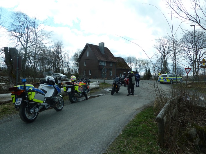 POL-GS: Motorradkontrolleinsatz in Zusammenarbeit mit dem Landkreis Goslar, dem TÜV-Nord und der Johanniter Unfallhilfe Salzgitter - Motto "Sicher durch den Harz"