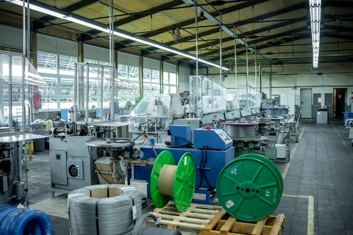 Ressourceneffizienz in der Federnfertigung: Schumacher GmbH aus Attendorn steigert Produktivität und senkt Energie- und Materialverbrauch