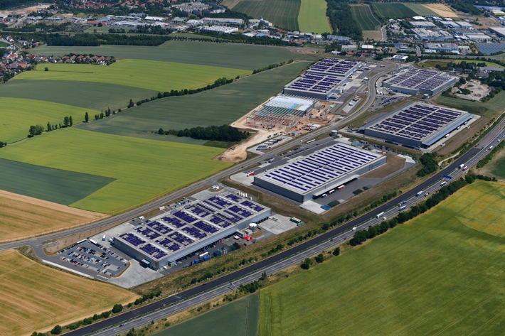 ENVIRIA und Deka Immobilien setzen ganzheitliches integriertes Energiesystem mit Solaranlagen, Batteriespeichern und Ladeinfrastruktur im Logistikpark Meerane um