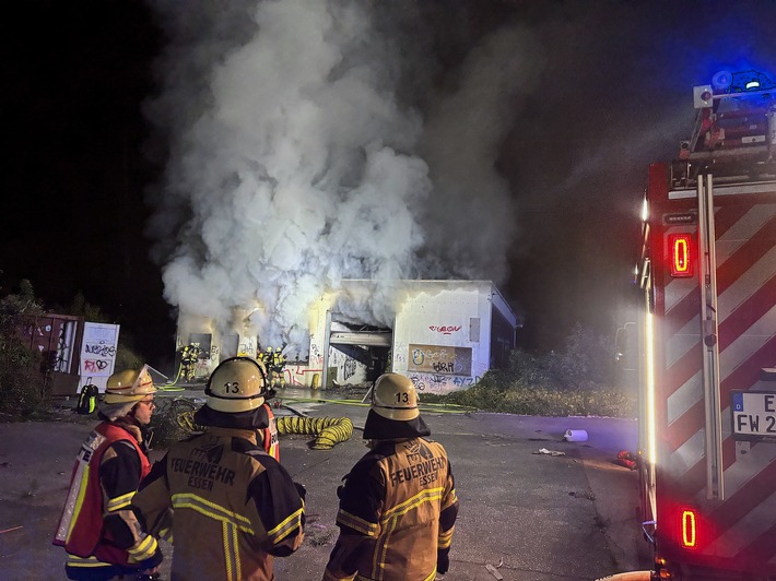 FW-E: Zweiter großer Brand innerhalb weniger Stunden - Müll in Lagerhalle in Flammen