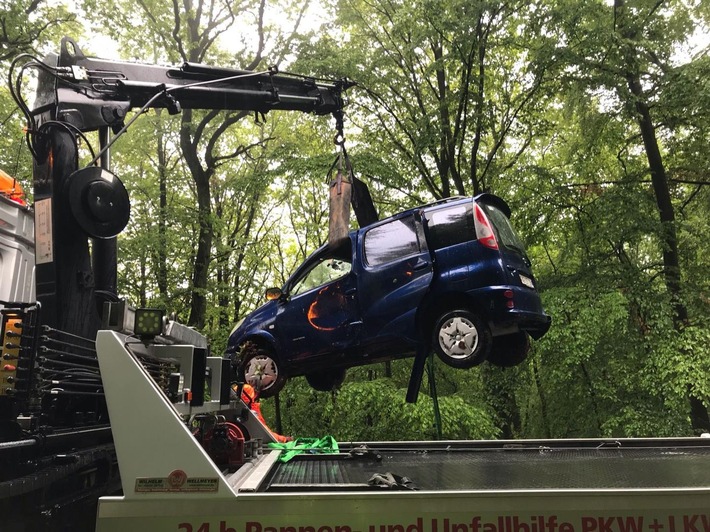 POL-PDKL: Vollsperrung der Landstraße nach Verkehrsunfall