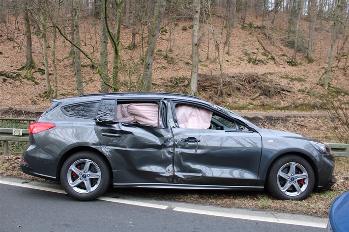 POL-RBK: Wermelskirchen - Pkw nach Zusammenstoß mit Bagger erheblich beschädigt - Fahrer leicht verletzt