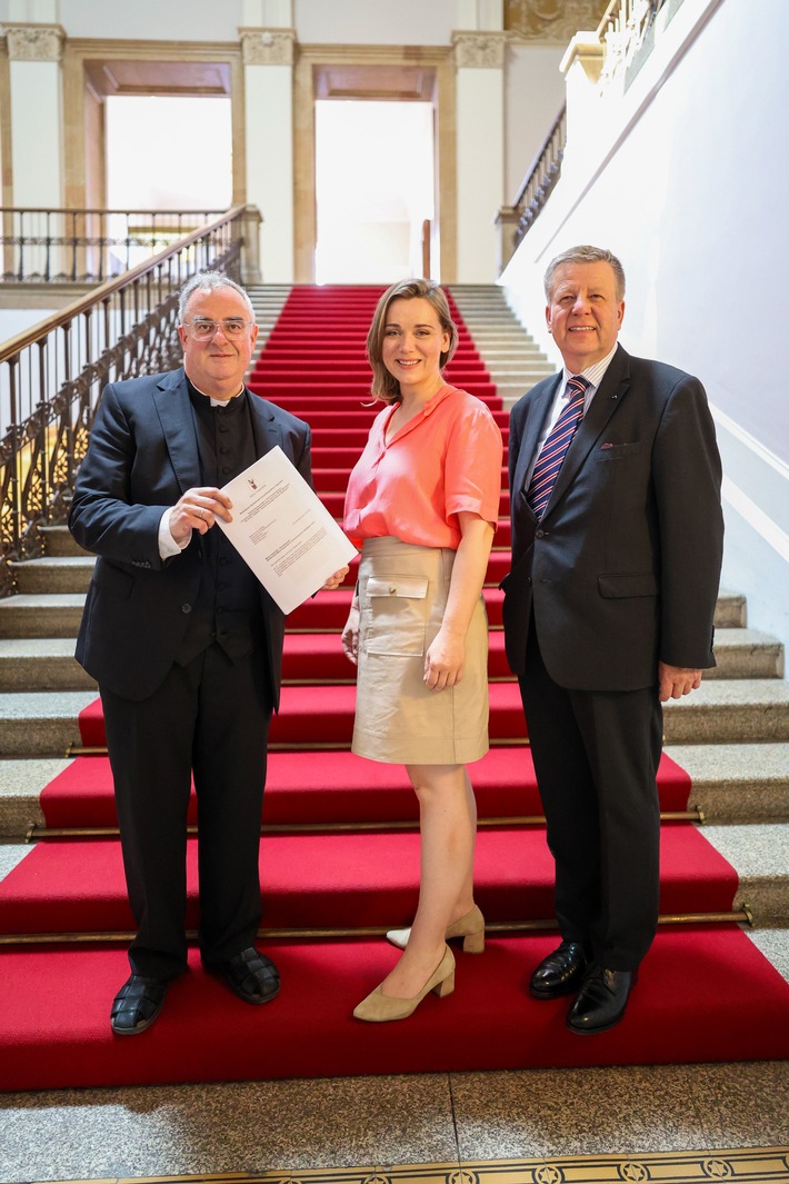 Schutz für Maria Vesperbild: CSU-Fraktion nimmt Petition gegen geplante Windenergieflächen entgegen