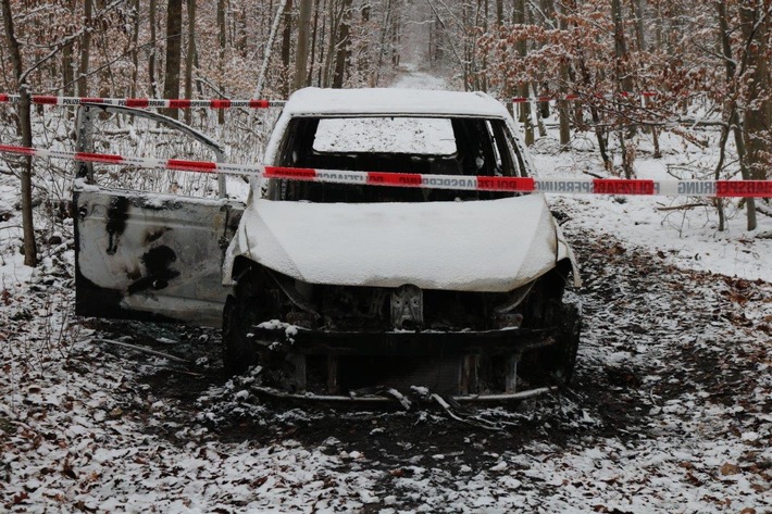 POL-UL: (GP) Schlierbach - Ausgebranntes Auto / In der Nacht von Samstag auf Sonntag brannte ein Auto bei Schlierbach.