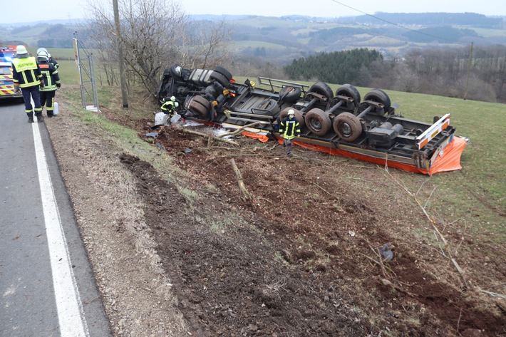 POL-PDWIL: LKW überschlägt sich.