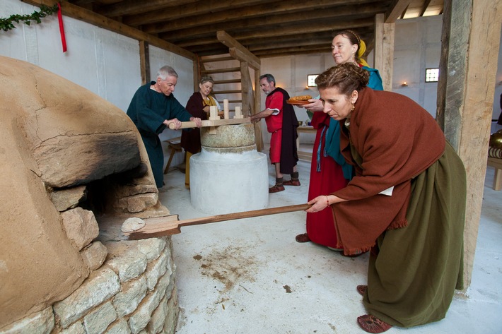 &quot;Brot und Spiele&quot; im Römer-Erlebnispark /  Eröffnungsfest im Legionärspfad Windisch am 10. April 2011