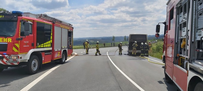 FW-MK: Frisch gebackene Truppführer löschen brennenden Reisebus in Lüdenscheid