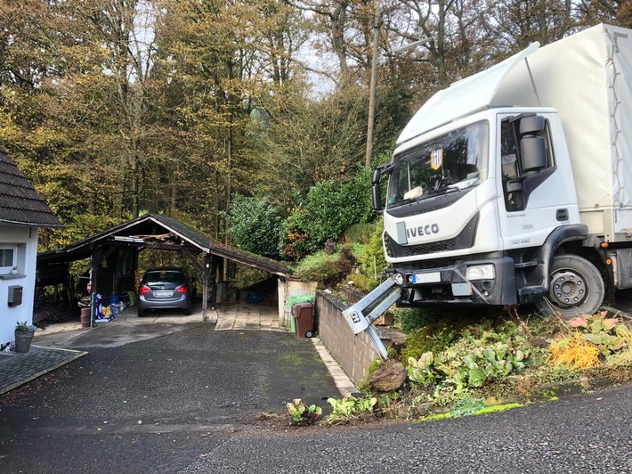 POL-GM: 201119-1036:  LKW durch Leitplanke gestoppt