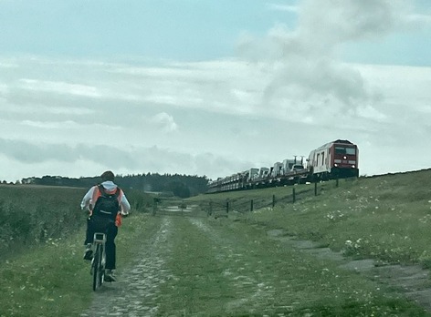 BPOL-FL: Bahndamm Sylt - Radfahrer auf Bahndamm fotografiert Züge - Einsatz der Bundespolizei