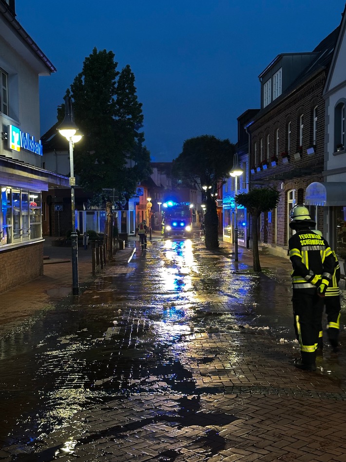 FW-Schermbeck: Rohrbruch auf der Mittelstraße