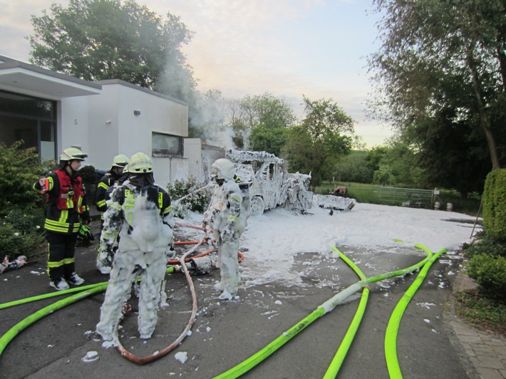 FW-MH: Brand eines Wohnmobiles drohte auf Gebäude überzugreifen