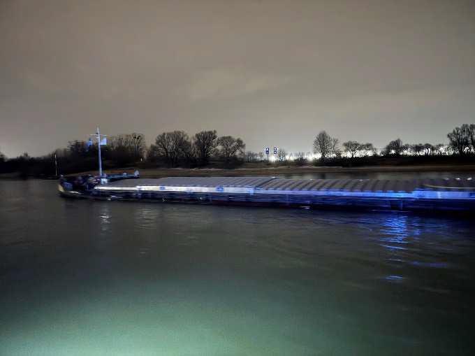 POL-DU: Götterswickerham: Schiff fährt sich im Rhein fest