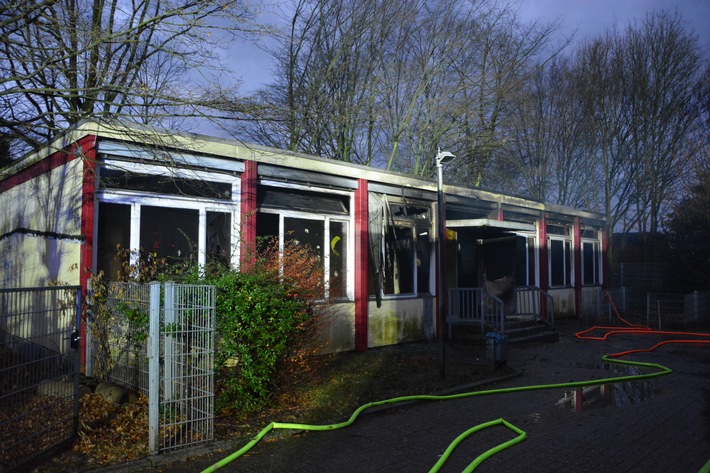 FW-MH: Feuer in einer Grundschule zerstört Klassenräume.
